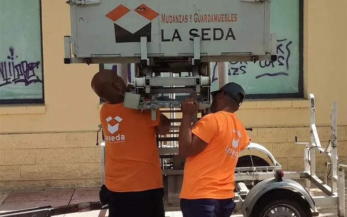 servicio-grua-elevadora-mudanzas-Almeria-2 servicio-grua-elevadora-mudanzas-Almeria-2